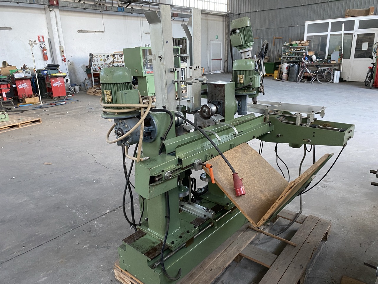 Usato Camam Zigrinatrice doppia automatica, con caricatore e gruppo a forare per fuselli con foro centrale.