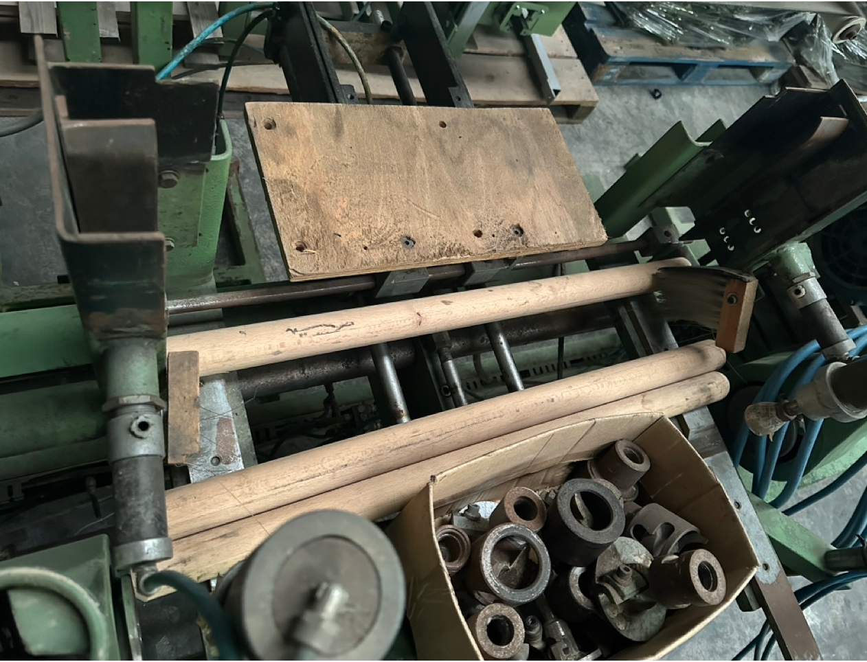 Usato Fresatrice arrotondatrice automatica per teste, con caricatore pneumatico e nastri di alimentazione