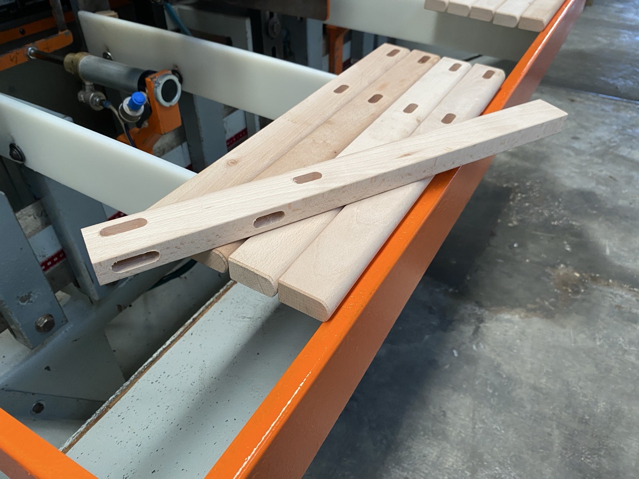 Usato 1995 (CE) Comec MOV8UX+CAP(LV+LO) Mortasatrice orizzontale e verticale, per pezzi corti, a doppio caricatore per alta produttività