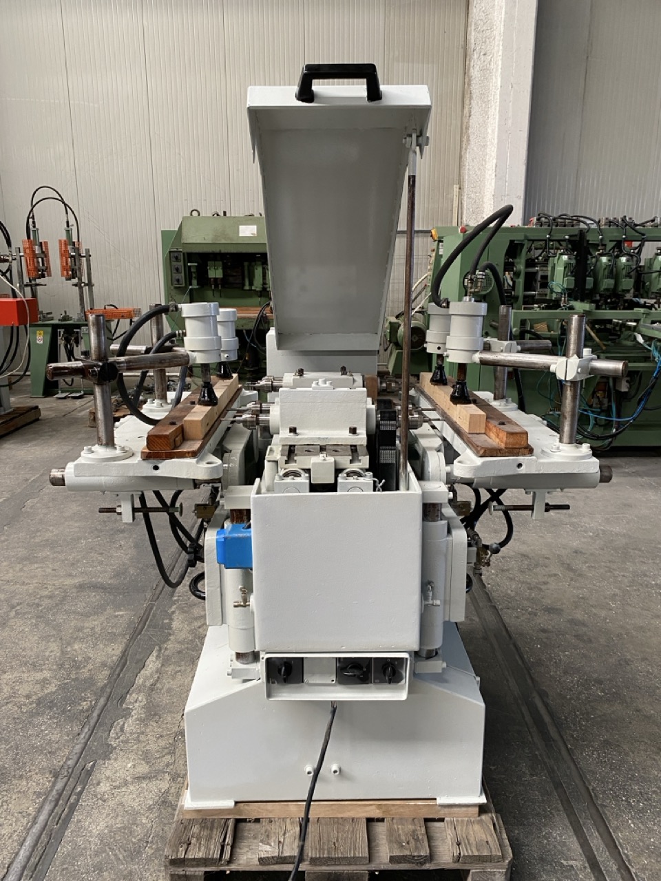 Usato Foratrice e oscillante orizzontale doppia, marca Sicma con 3 mandrini a forare e 1 mandrino oscillante, usata.