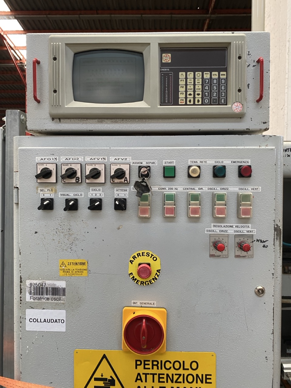 Usato 1995 (CE) Comec MOV8UX+CAP(LV+LO) Mortasatrice orizzontale e verticale, per pezzi corti, a doppio caricatore per alta produttività