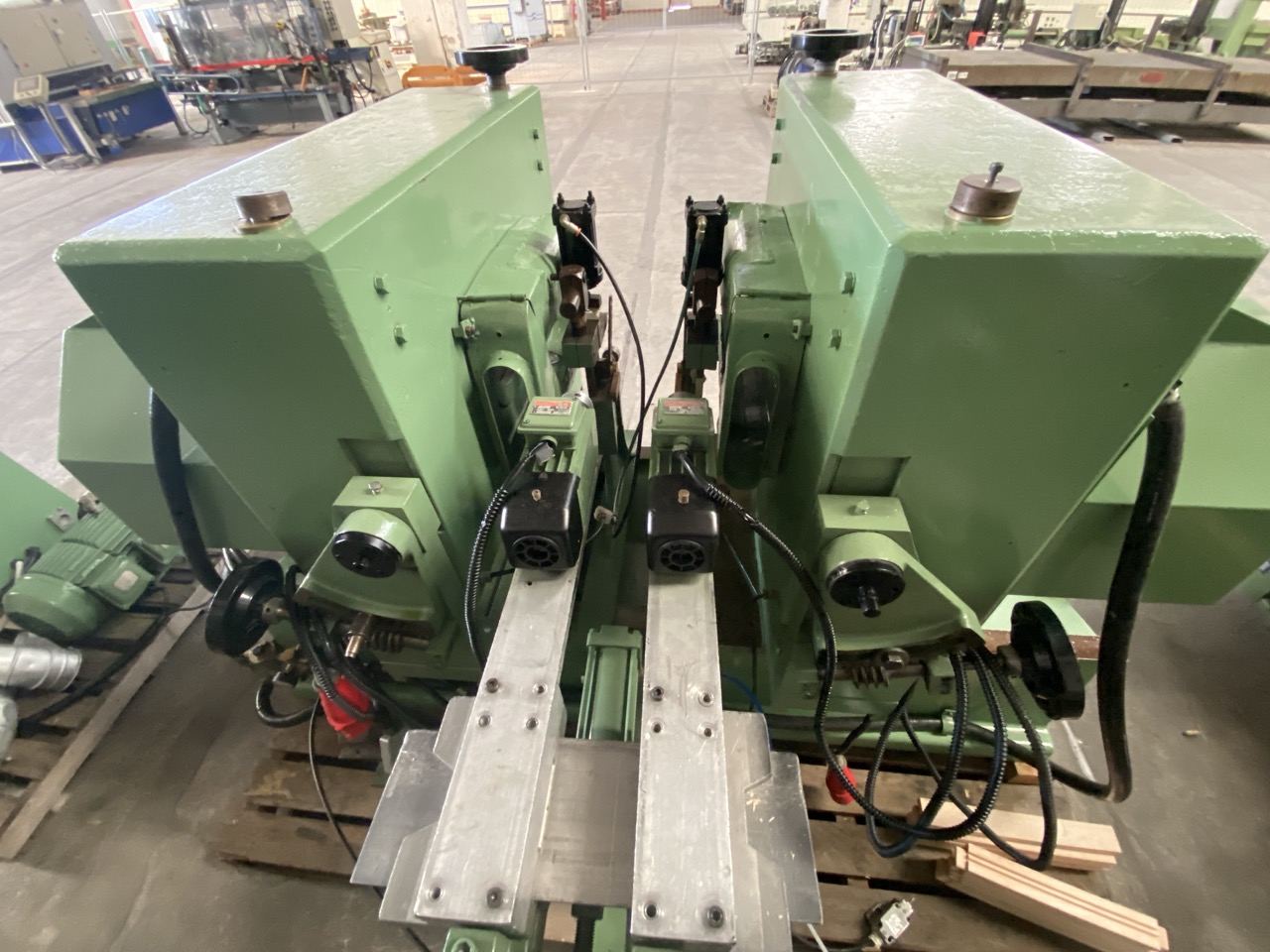 Usato Balestrini Tenonatrice Stondante doppia, automatica con caricatore, completa di gruppo a forare