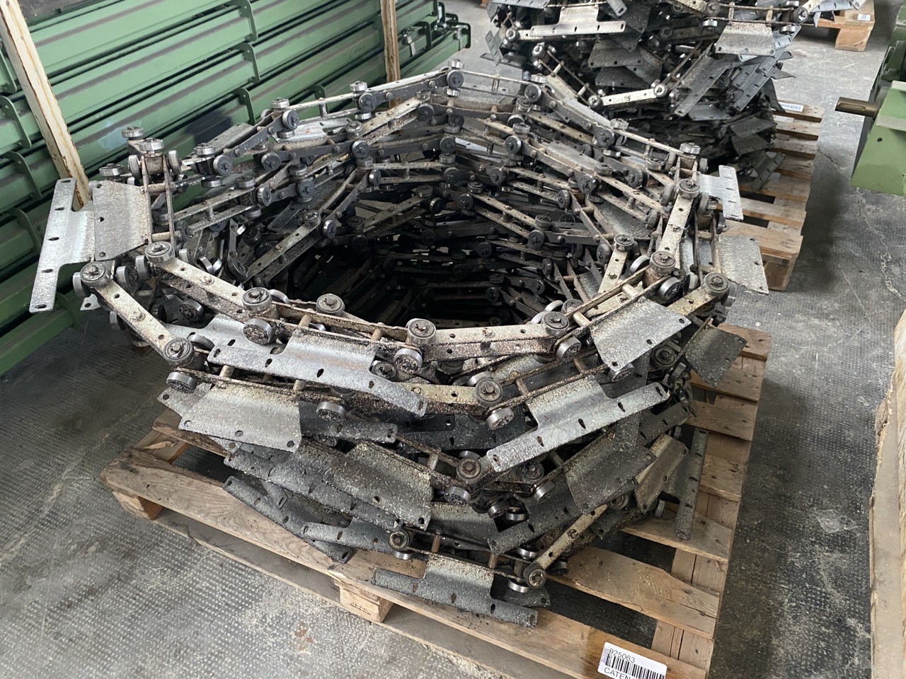 Usato 1999 CM System D8 Trasportatore aereo (catena di verniciatura) per la movimentazione di sedie o prodotti simili, tinti su ganci. Metri lineari 80.