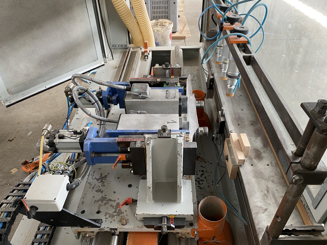 Usato Comec FR/2 Fresatrice automatica programmabile per gambe di Lettini per bambini o elementi simili, revisionata