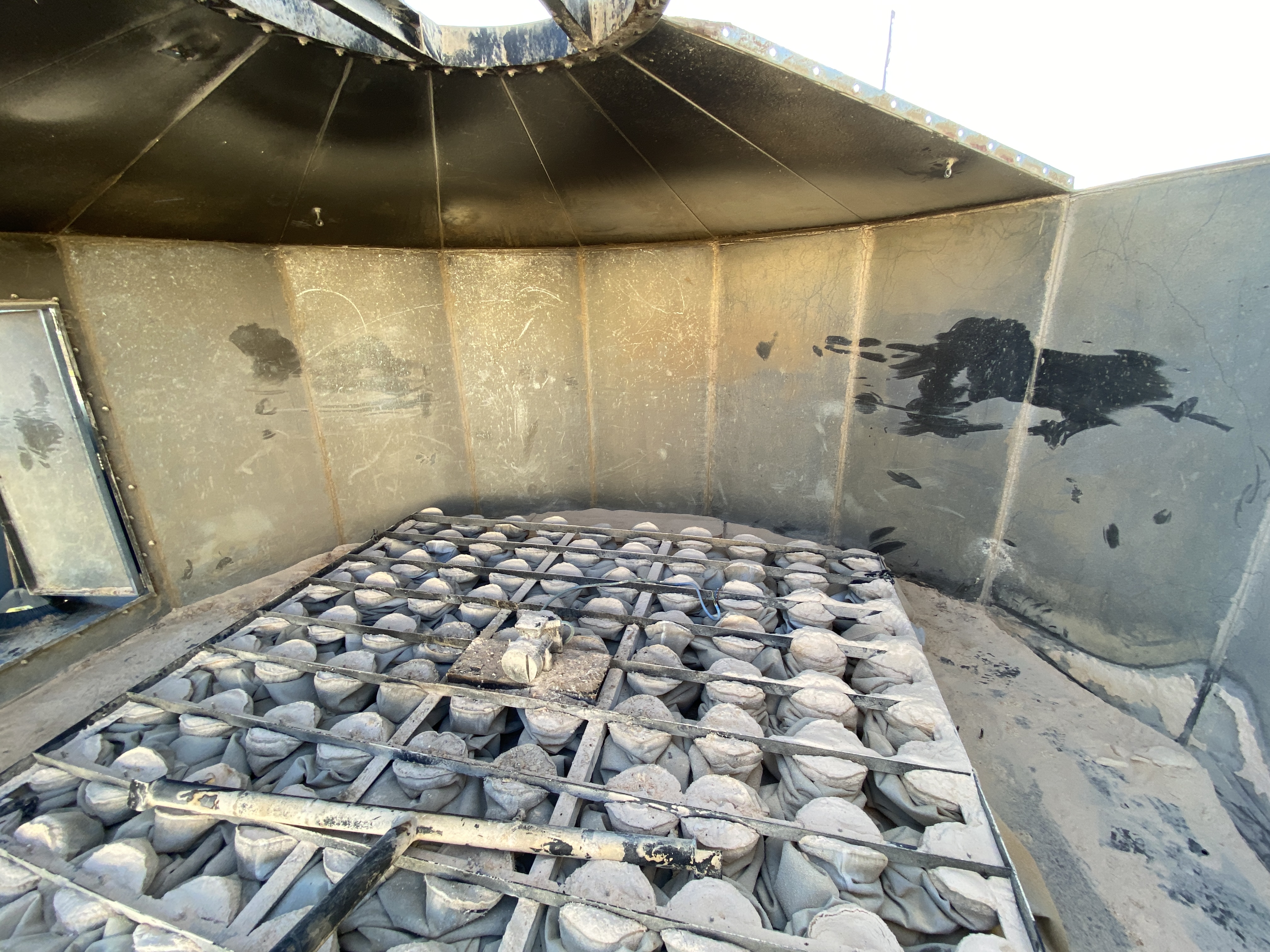 Usato Silos zincato, con scarico a caduta da sotto. Già smontato.