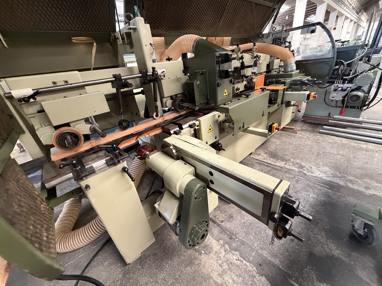 Usato 1995 SCM Superset 23 Plus Scorniciatrice marchiata CE, a 6 alberi, banco da mm. 230 con piano rigato.
