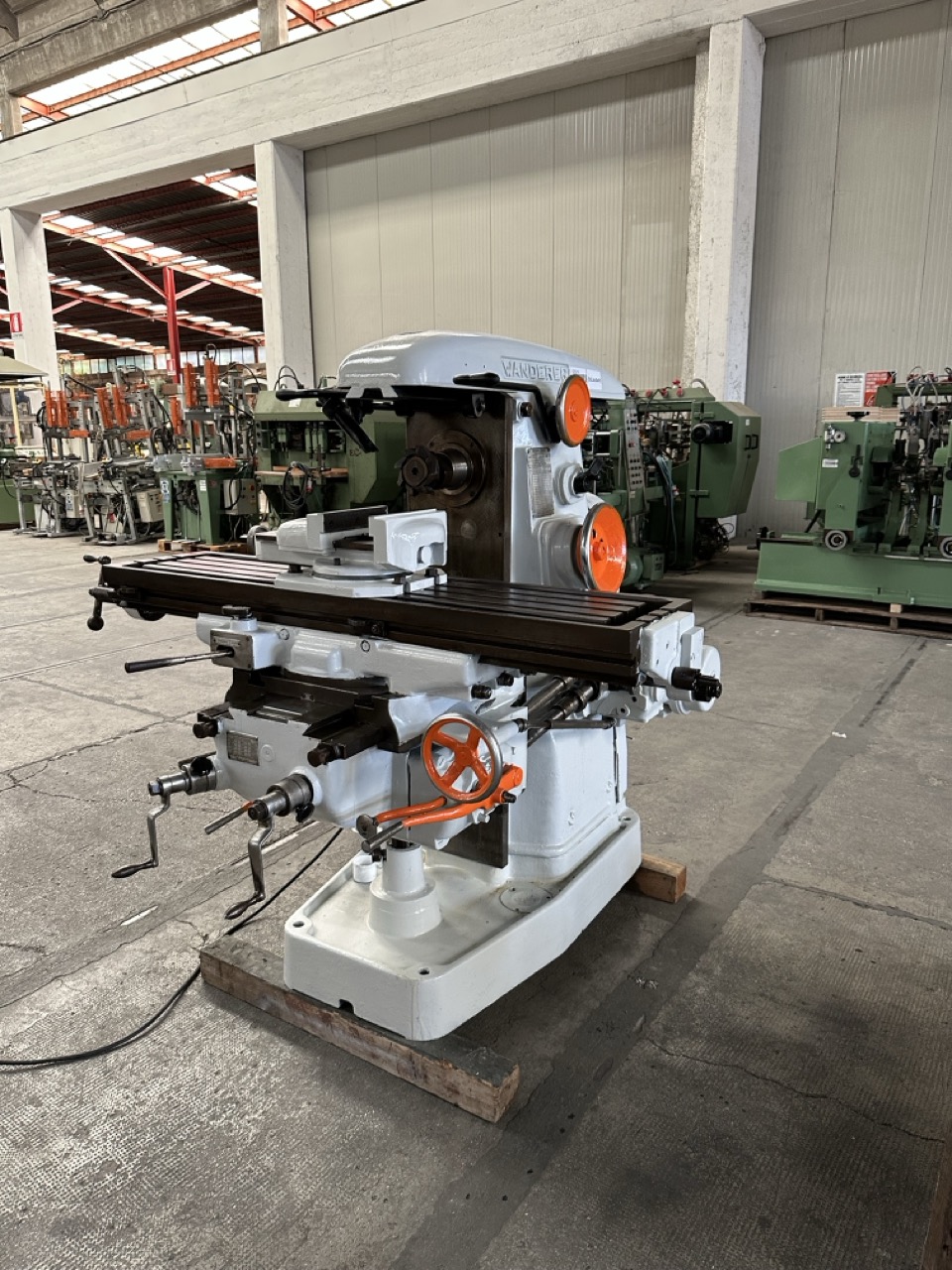 Usato Wanderer 2DU900 Fresatrice meccanica per ferro, con accessori