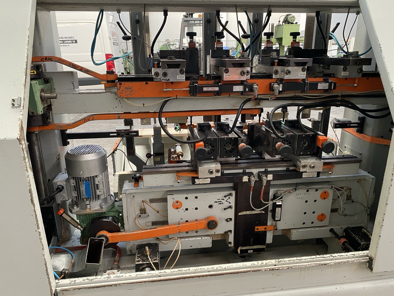 Usato 1995 (CE) Comec MOV8UX+CAP(LV+LO) Mortasatrice orizzontale e verticale, per pezzi corti, a doppio caricatore per alta produttività