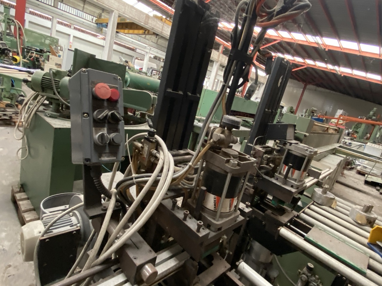 Usato Stock 2 Macchinari per cerniere di Antine per cucina