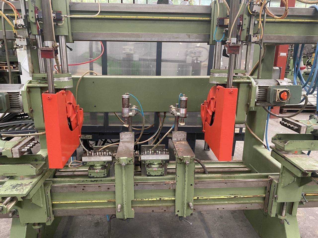 Usato Troncatrice Foratrice doppia, con lame verticali regolabili, 2 testine di foratura inferiori, 2 testine di foratura in testa