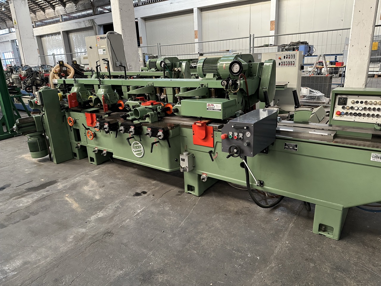 Ricondizionato Weinig U22N Scorniciatrice 8 alberi, piano rigato, traino ravvicinato, con caricatore laterale automatico