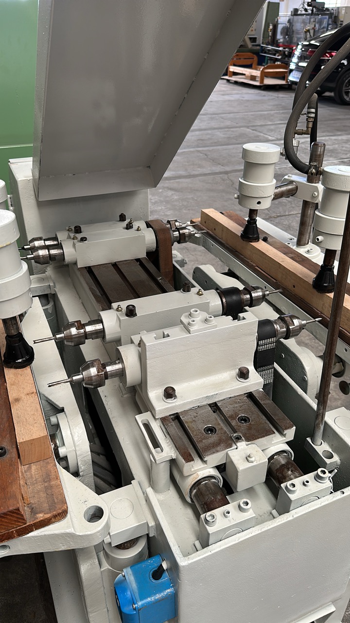 Usato Foratrice e oscillante orizzontale doppia, marca Sicma con 3 mandrini a forare e 1 mandrino oscillante, usata.