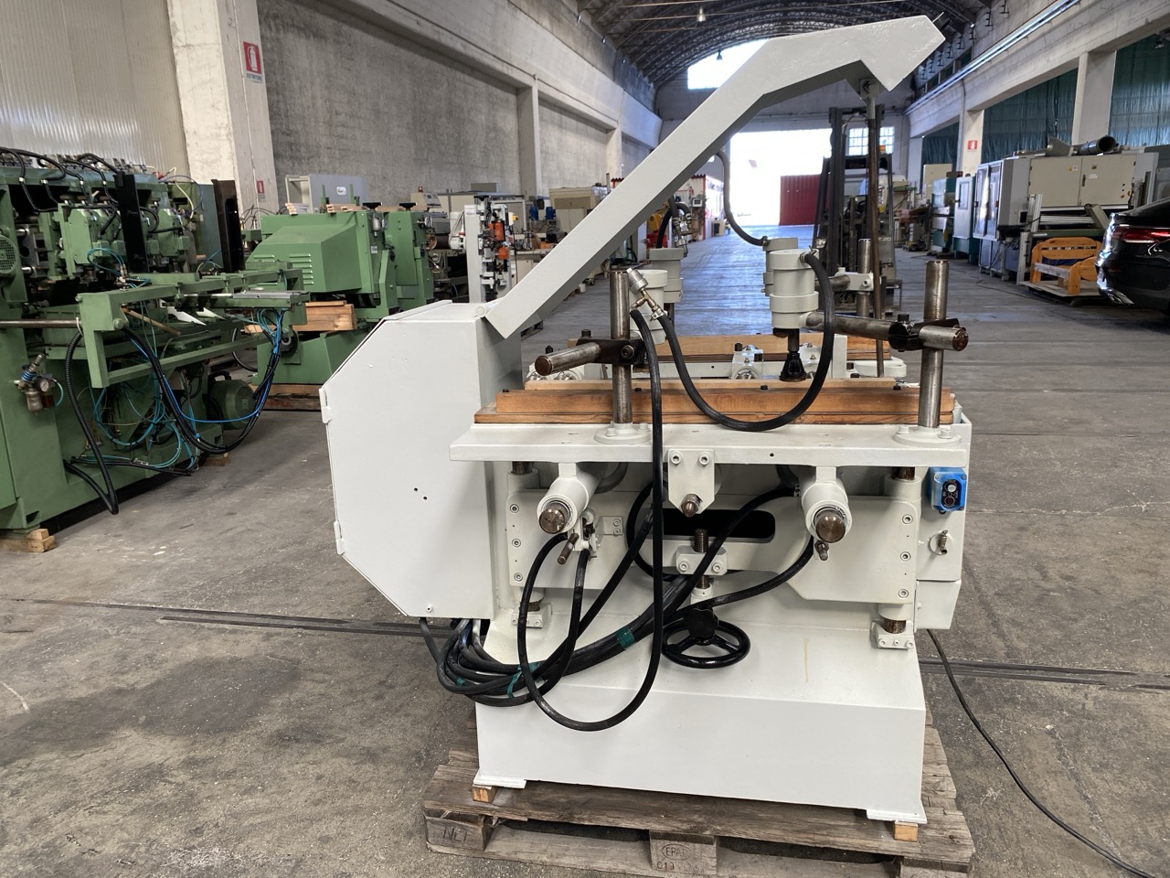 Usato Foratrice e oscillante orizzontale doppia, marca Sicma con 3 mandrini a forare e 1 mandrino oscillante, usata.