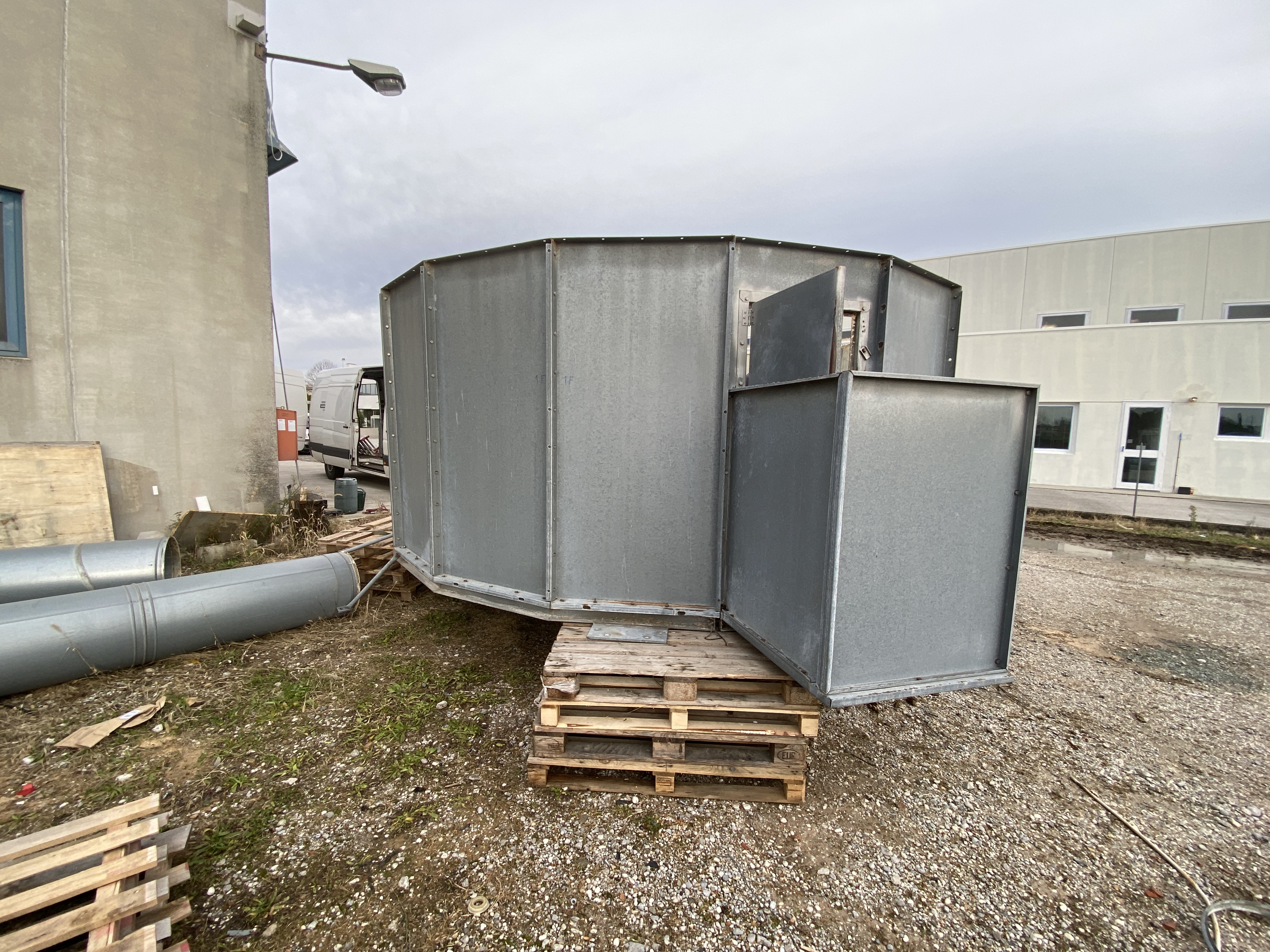 Usato Silos zincato, con scarico a caduta da sotto. Già smontato.