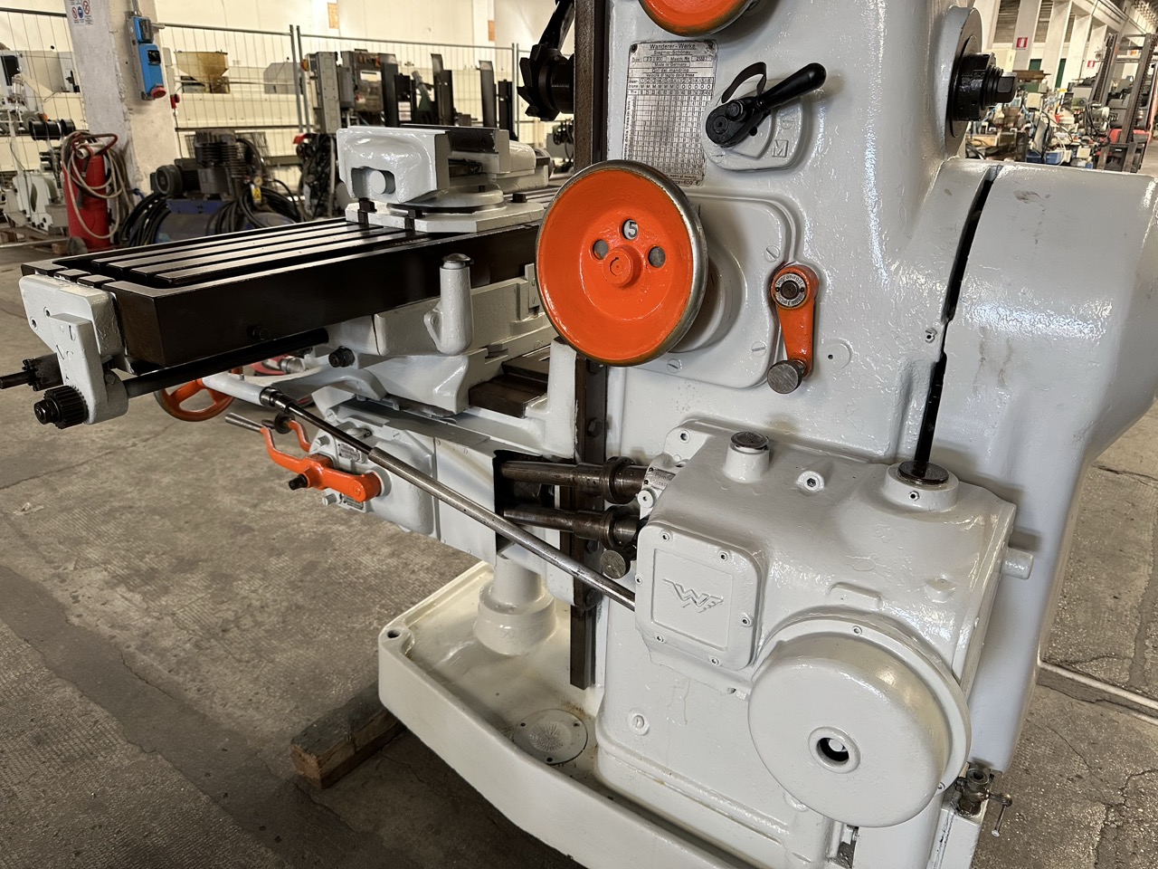 Usato Wanderer 2DU900 Fresatrice meccanica per ferro, con accessori