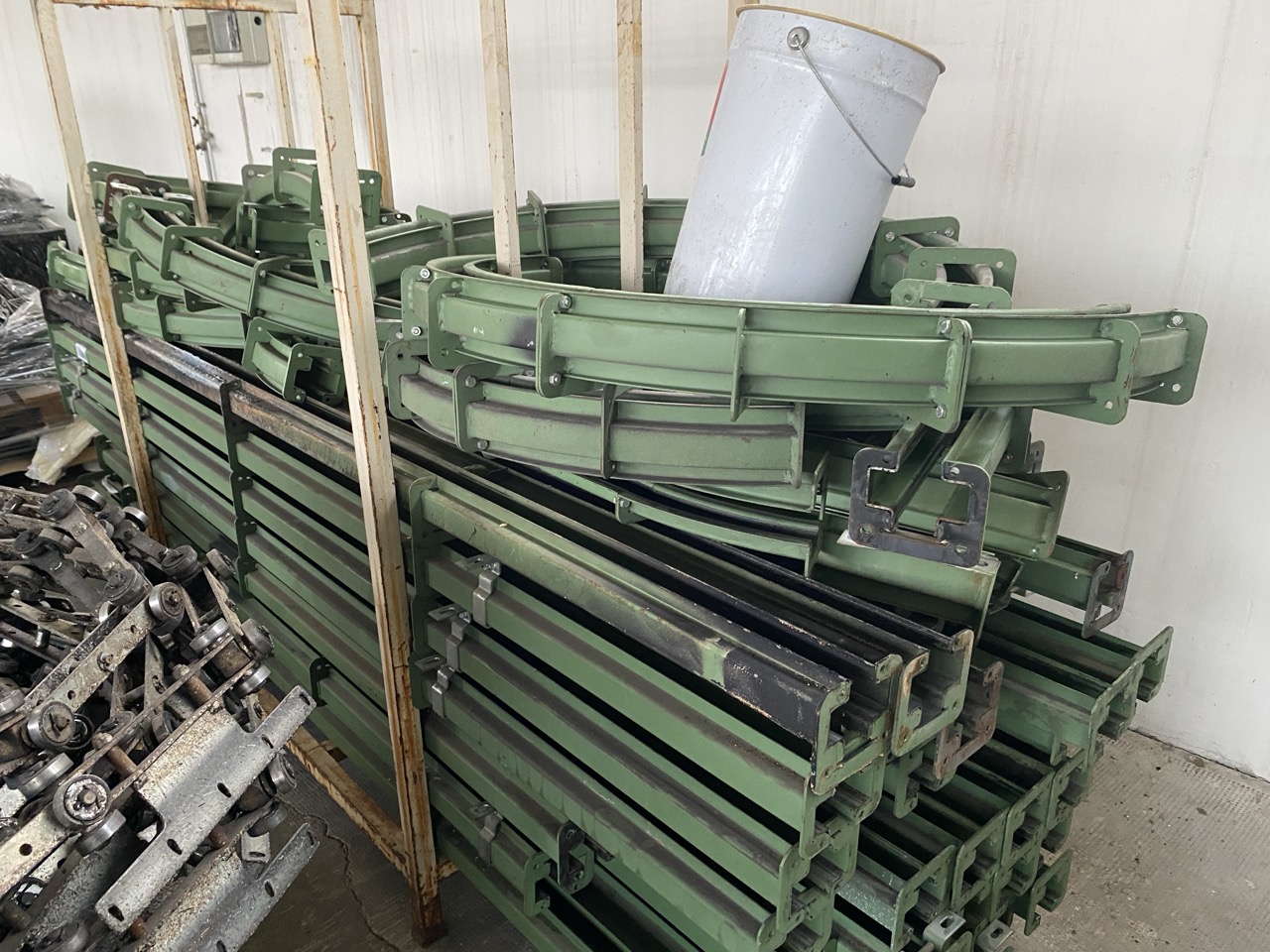 Usato 1999 CM System D8 Trasportatore aereo (catena di verniciatura) per la movimentazione di sedie o prodotti simili, tinti su ganci. Metri lineari 80.