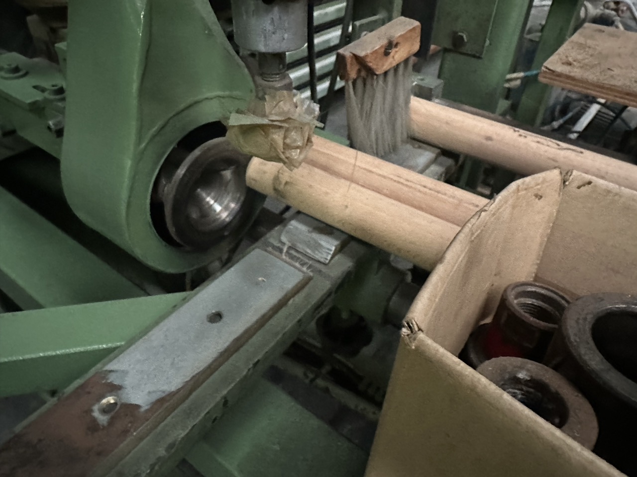 Usato Fresatrice arrotondatrice automatica per teste, con caricatore pneumatico e nastri di alimentazione