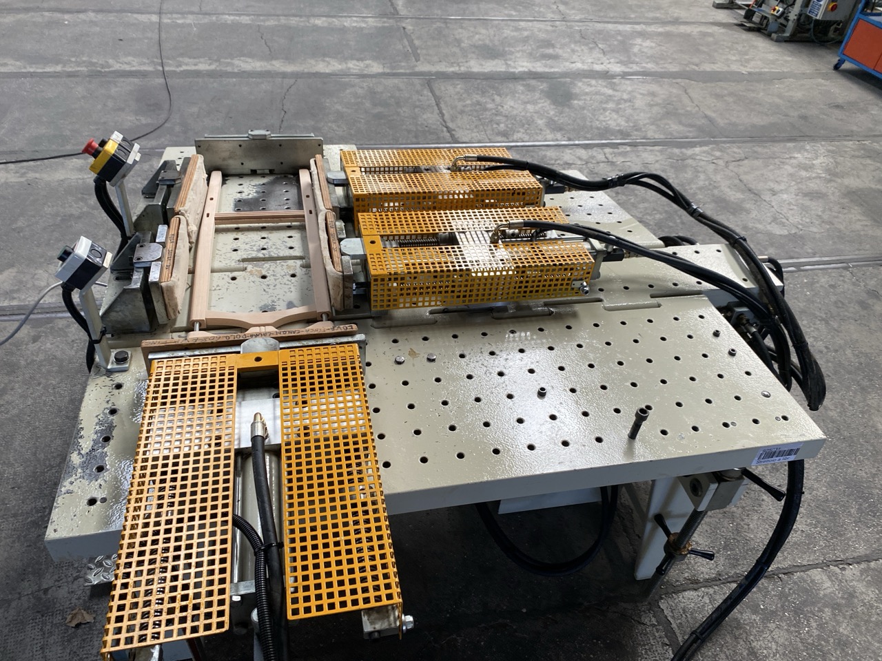 Usato 1999 Camam SI/3L/G1 Strettoio idraulico a due banchi registrabili a libro, per il montaggio di schienali di sedia o simili