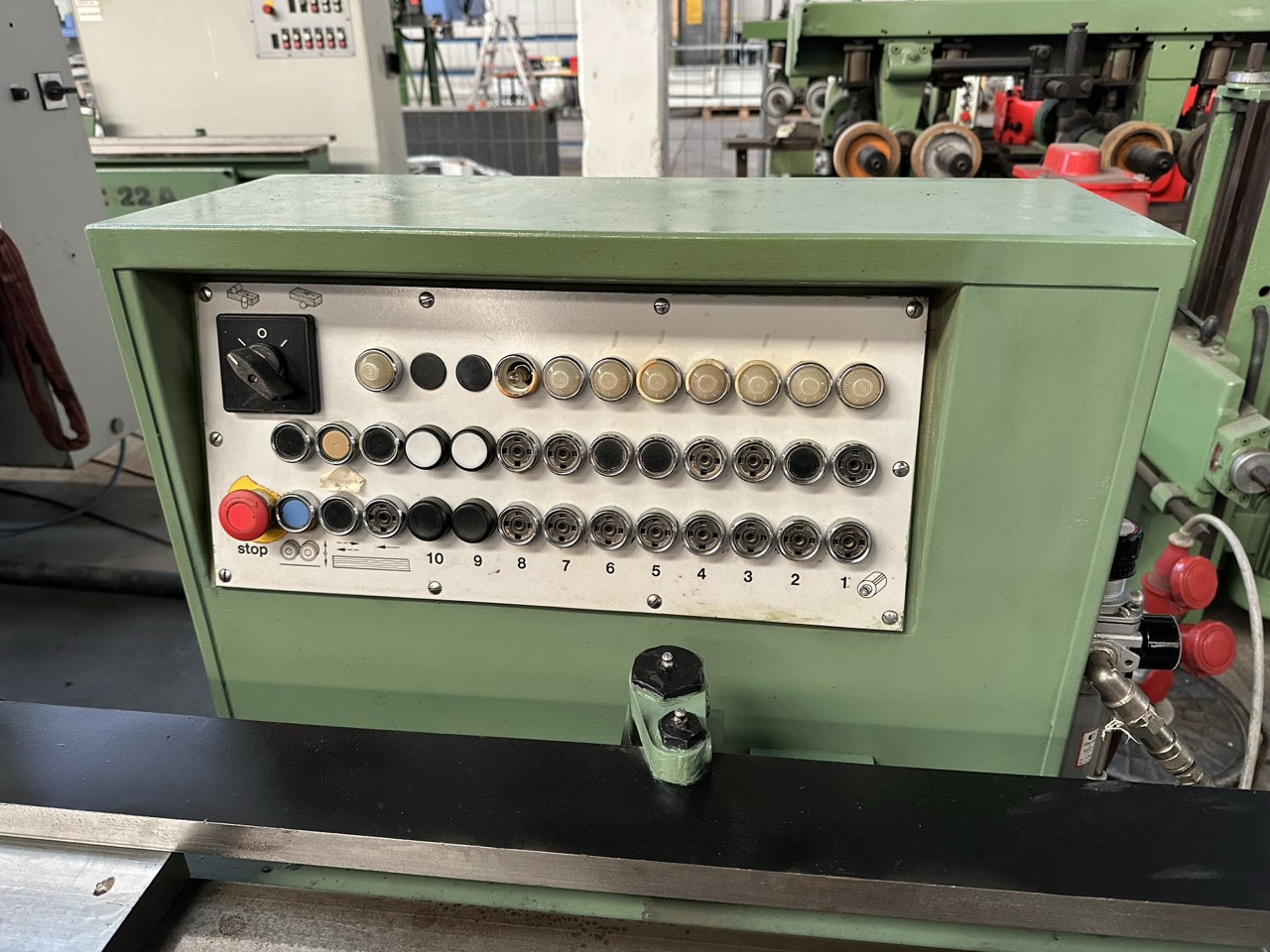 Ricondizionato Weinig U22N Scorniciatrice 8 alberi, piano rigato, traino ravvicinato, con caricatore laterale automatico