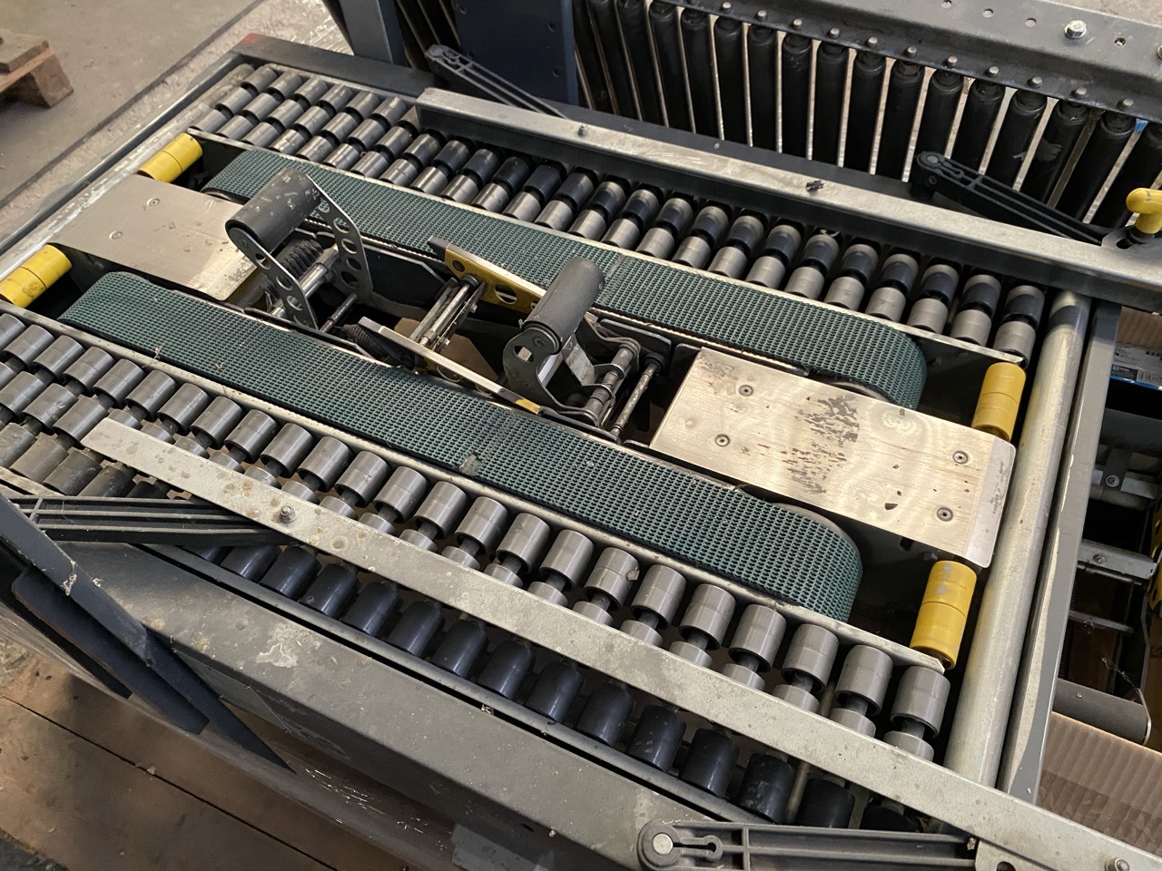 Usato Siat SM26 Scocciatrice superiore e inferiore completa di rulliere di carico e scarico.