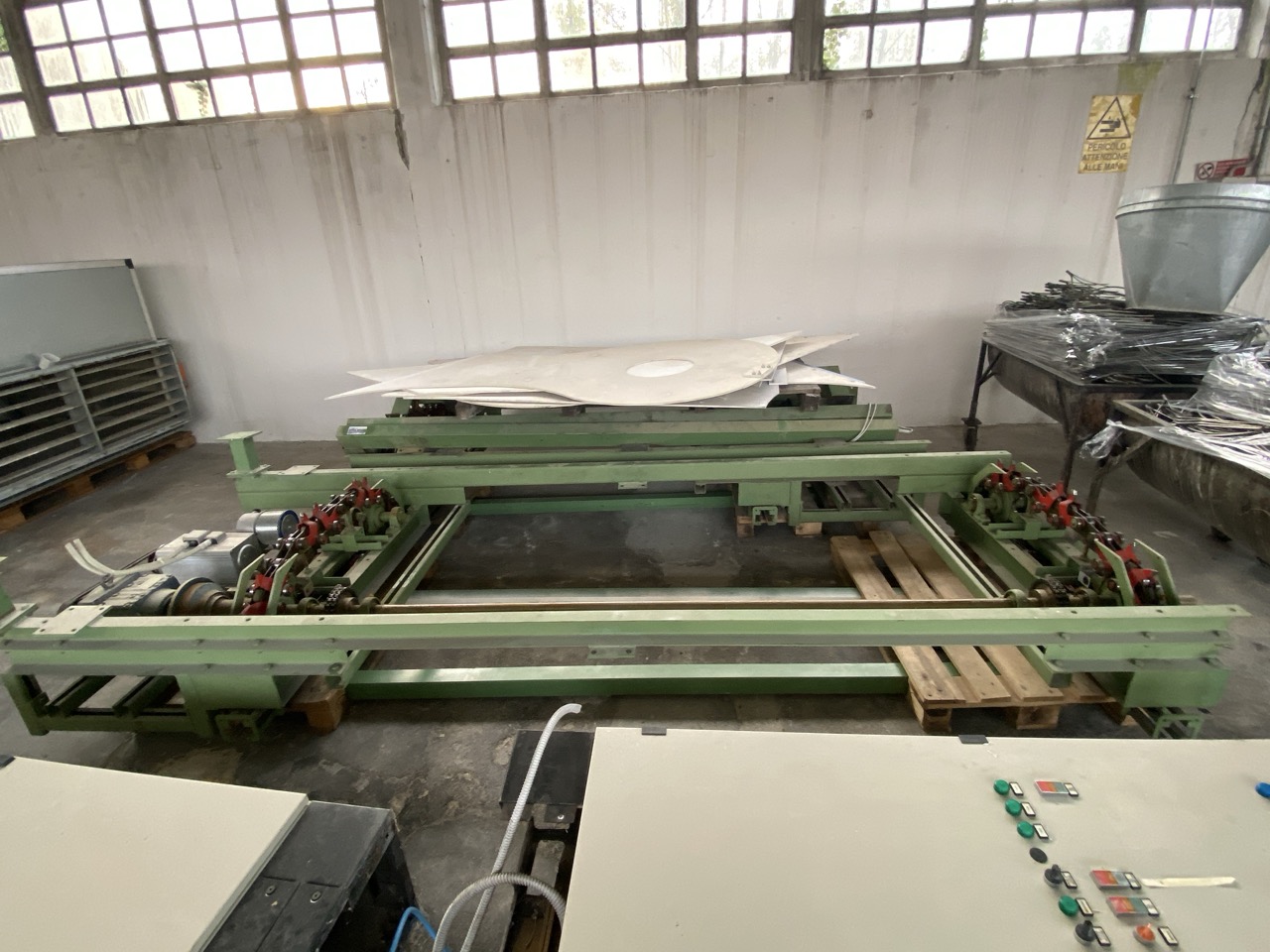 Usato 1999 CM System D8 Trasportatore aereo (catena di verniciatura) per la movimentazione di sedie o prodotti simili, tinti su ganci. Metri lineari 600