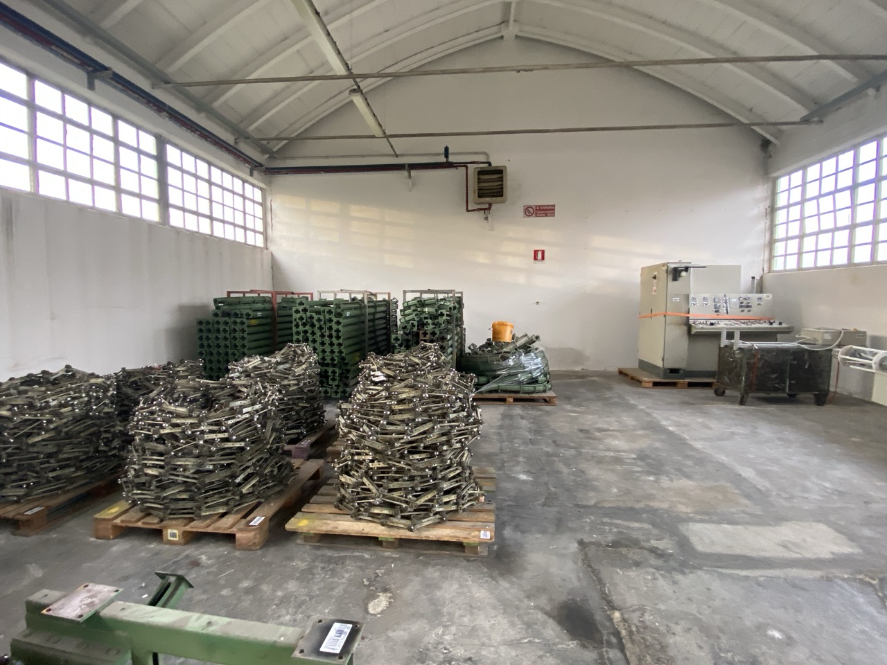 Usato 1999 CM System D8 Trasportatore aereo (catena di verniciatura) per la movimentazione di sedie o prodotti simili, tinti su ganci. Metri lineari 600