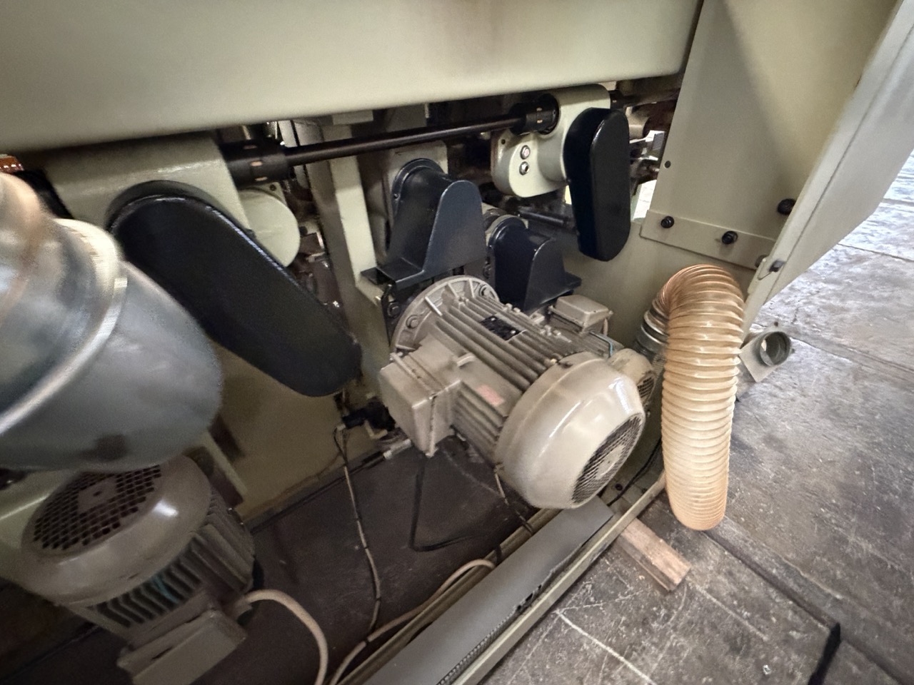 Usato 1995 SCM Superset 23 Plus Scorniciatrice marchiata CE, a 6 alberi, banco da mm. 230 con piano rigato.