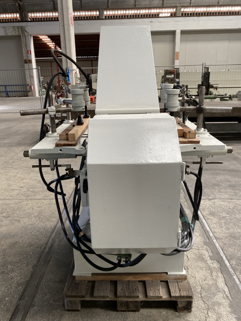 Usato Foratrice e oscillante orizzontale doppia, marca Sicma con 3 mandrini a forare e 1 mandrino oscillante, usata.