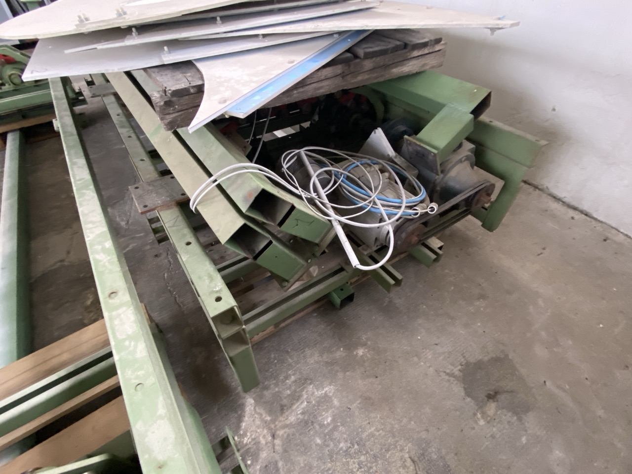 Usato 1999 CM System D8 Trasportatore aereo (catena di verniciatura) per la movimentazione di sedie o prodotti simili, tinti su ganci. Metri lineari 600