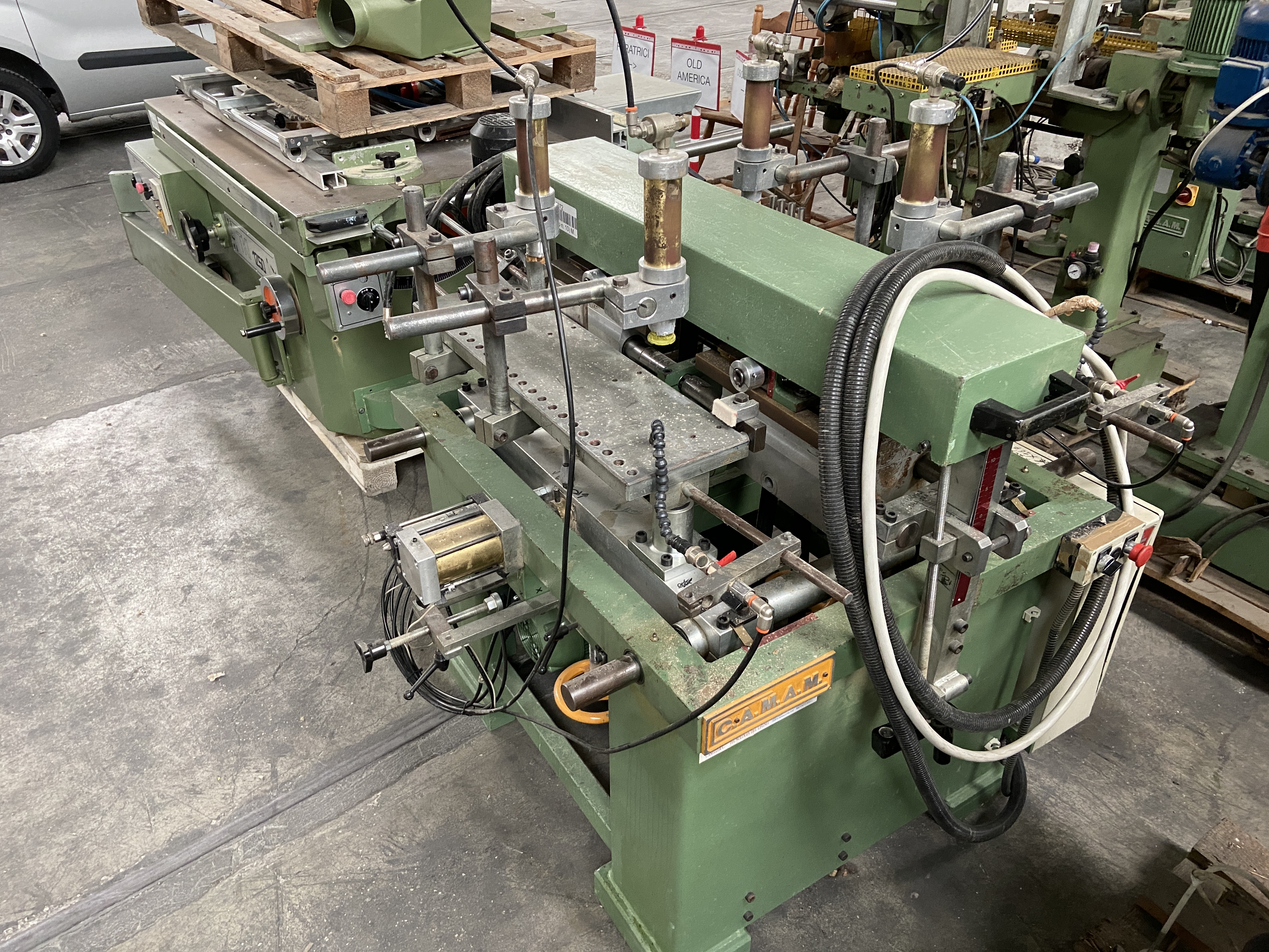 Usato Camam MO/4A Mortasatrice orizzontale a 3 mandrini, con 2 diverse oscillazioni e 2 banchi.
