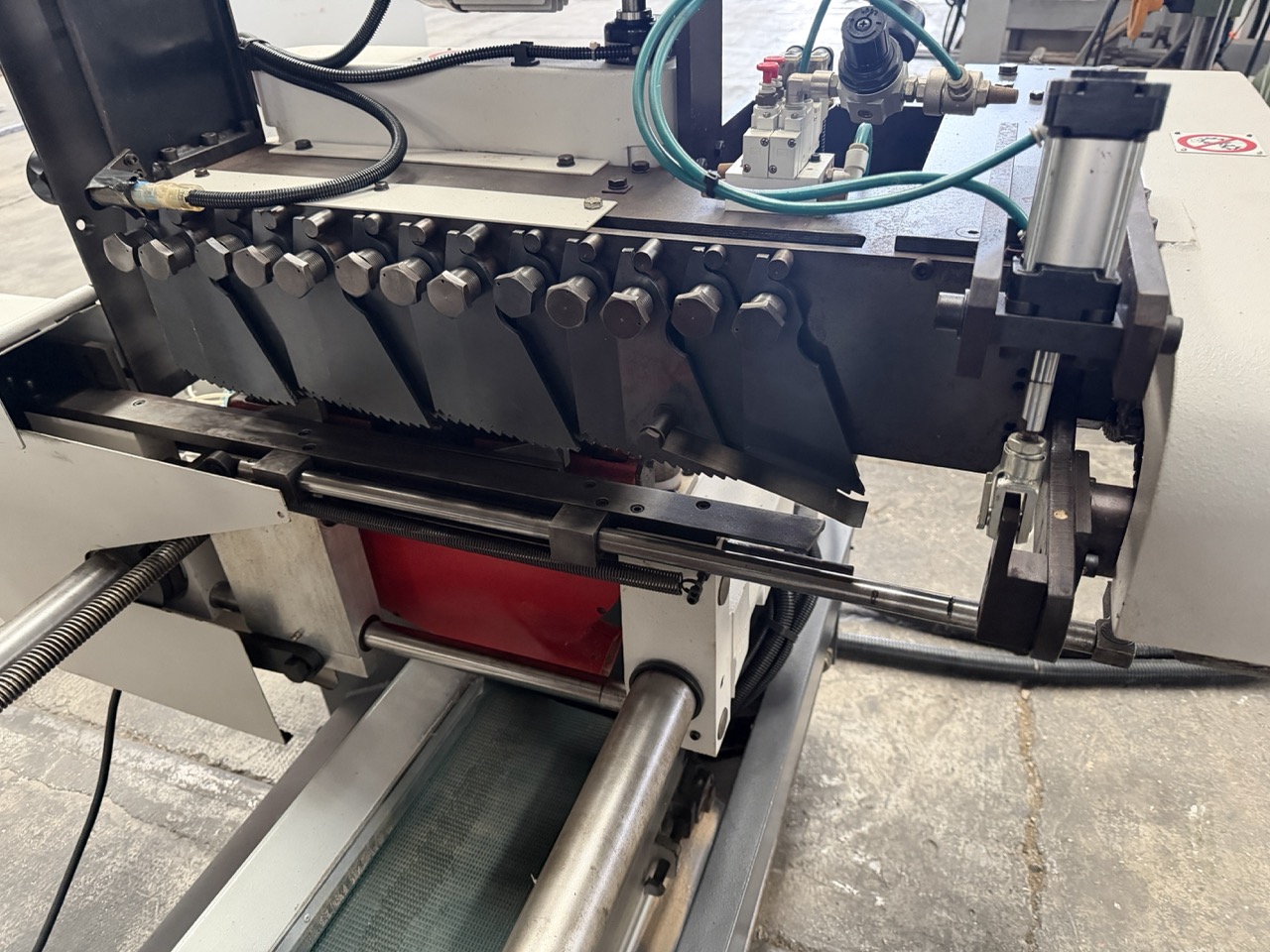 Usato 2002 Friulmac DUALFEED Troncatore - Caricatore per Scorniciatrice idraulico, automatico, con regolazione misure elettronica.