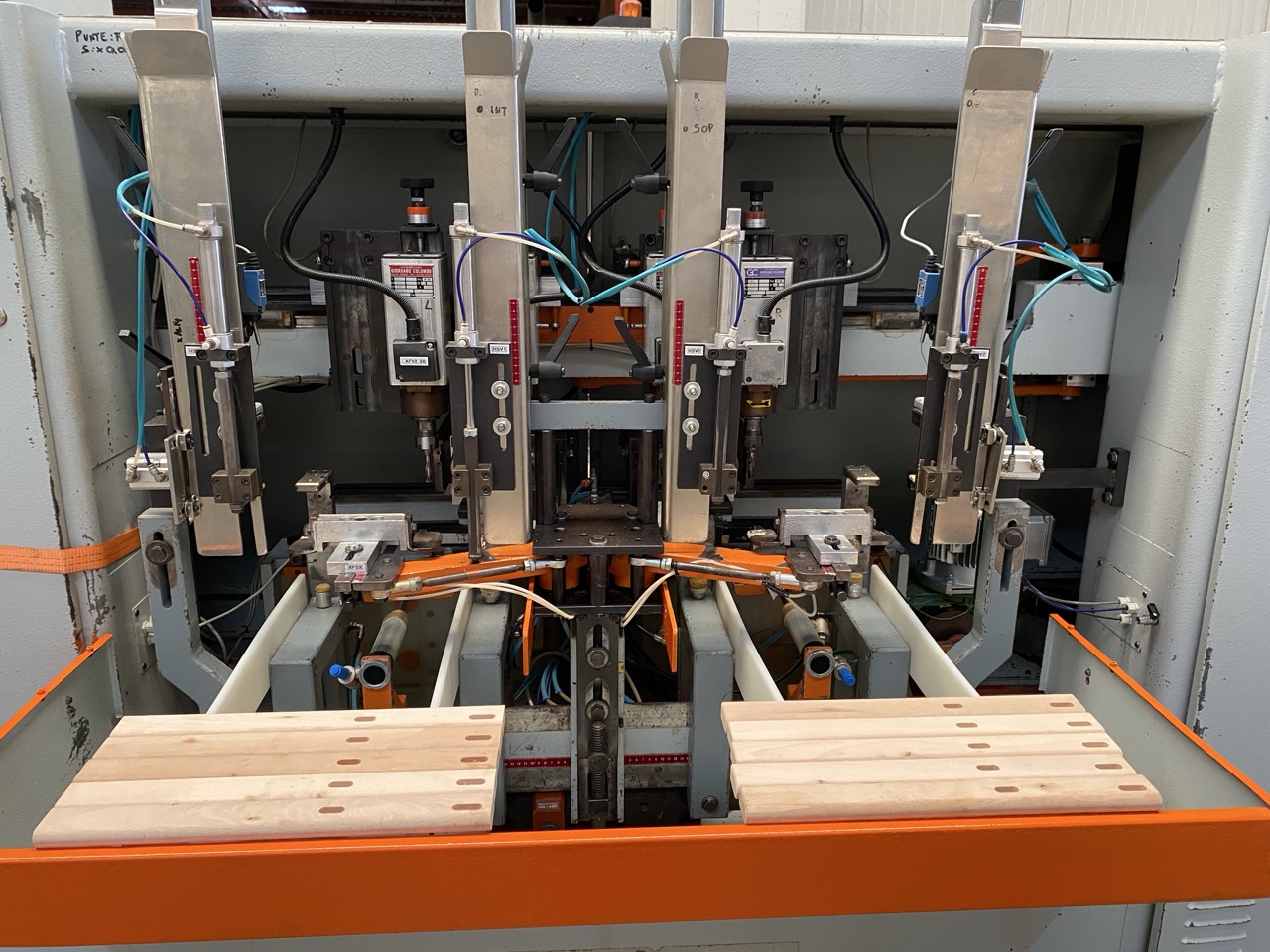 Usato 1995 (CE) Comec MOV8UX+CAP(LV+LO) Mortasatrice orizzontale e verticale, per pezzi corti, a doppio caricatore per alta produttività