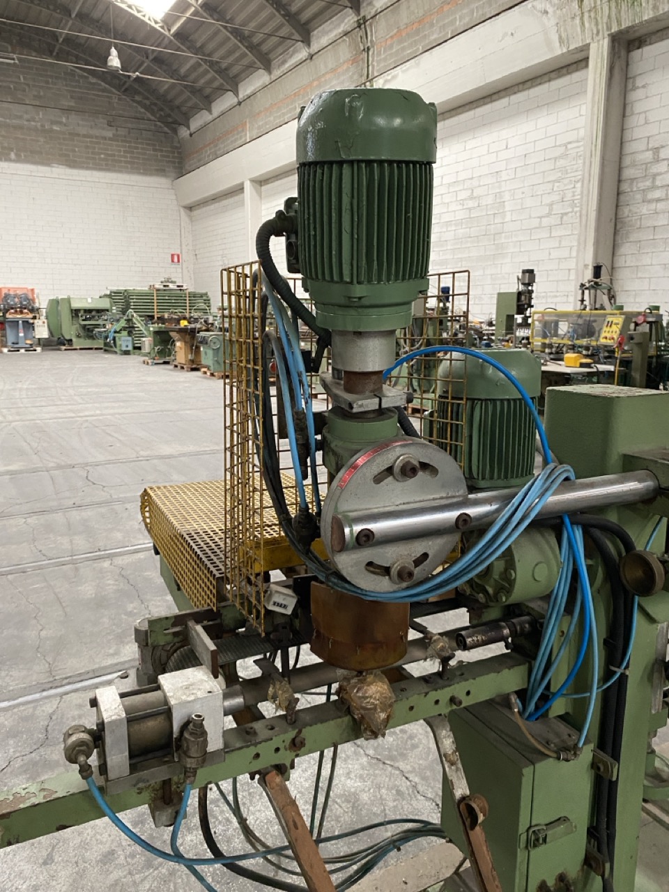 Usato Camam Zigrinatrice doppia automatica, con caricatore e gruppo a forare per fuselli con foro centrale.