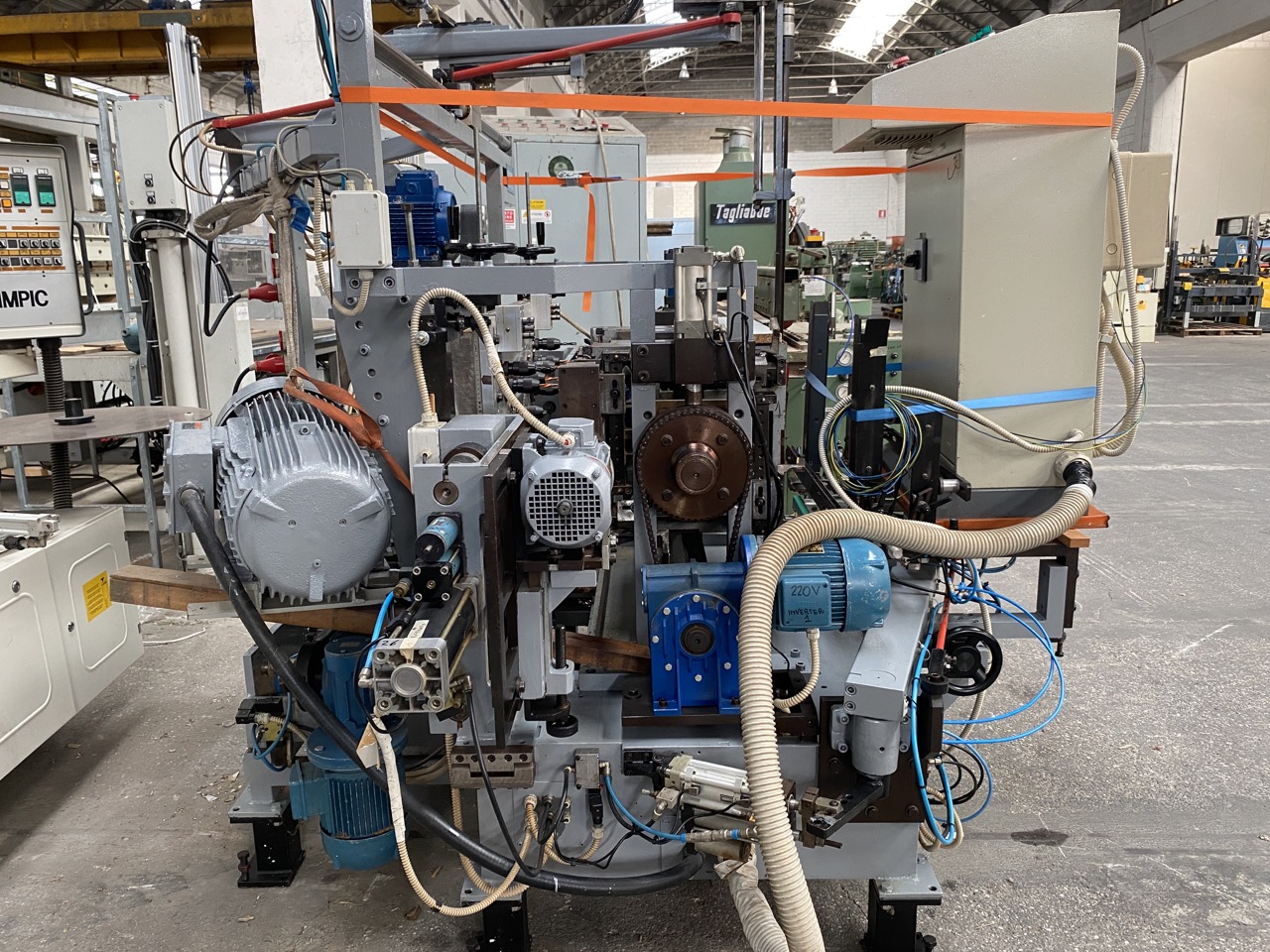 Usato Mortasatrice automatica Comec, con caricatore, per elementi di lettini per bambini