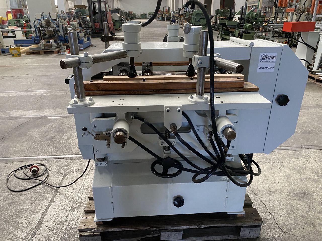 Usato Foratrice e oscillante orizzontale doppia, marca Sicma con 3 mandrini a forare e 1 mandrino oscillante, usata.