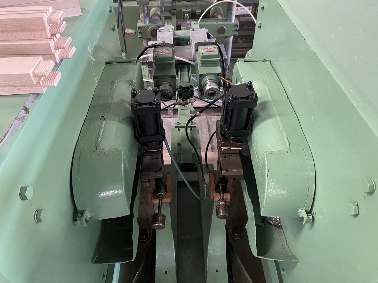 Usato Balestrini Tenonatrice Stondante doppia, automatica con caricatore, completa di gruppo a forare