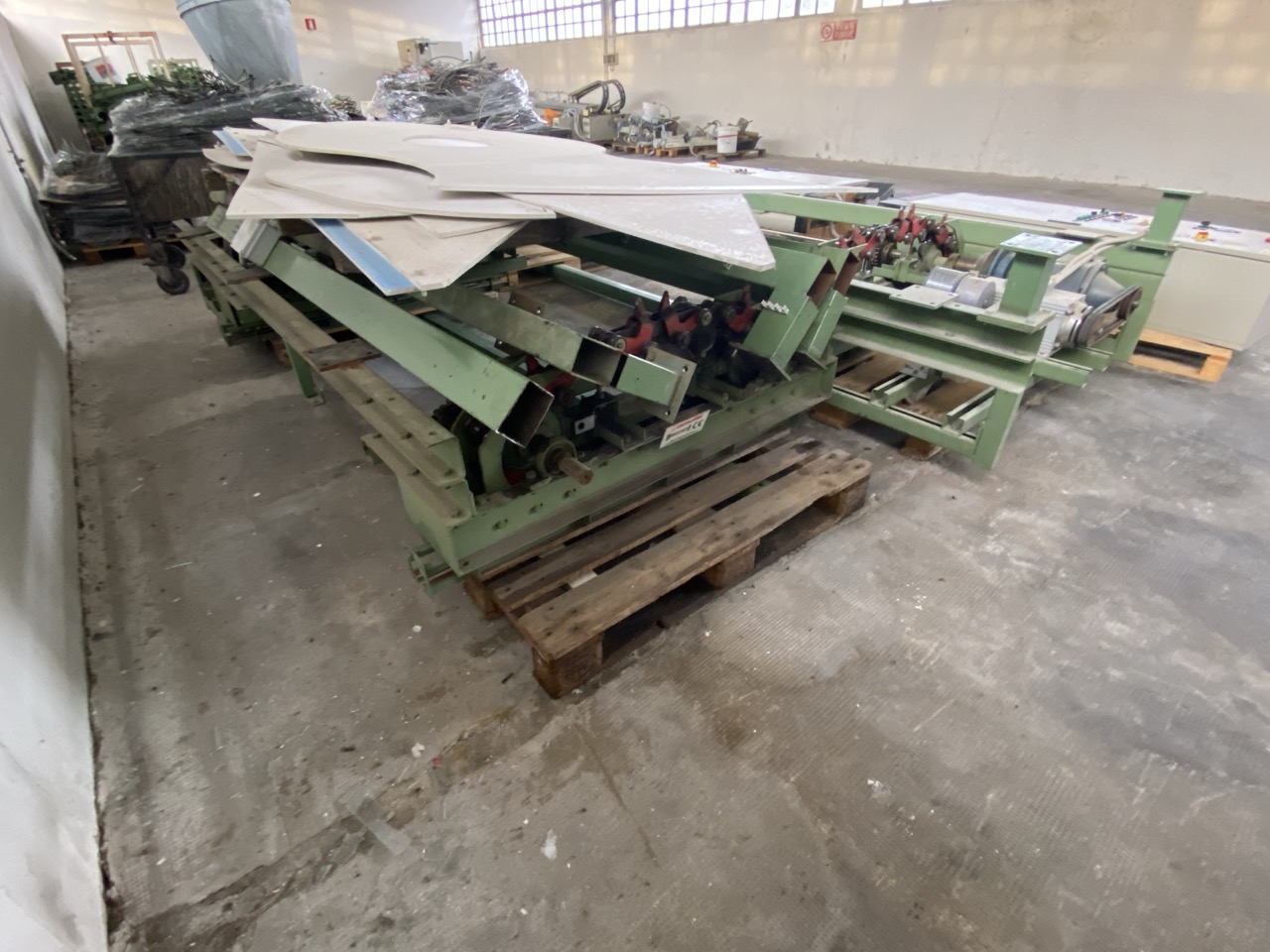 Usato 1999 CM System D8 Trasportatore aereo (catena di verniciatura) per la movimentazione di sedie o prodotti simili, tinti su ganci. Metri lineari 600