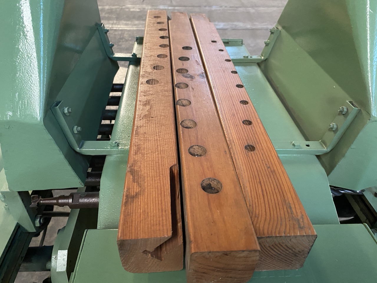 Usato Foratrice doppia, a 8 mandrini per lato, per colonnine di schienale di sedie modello “Old America”