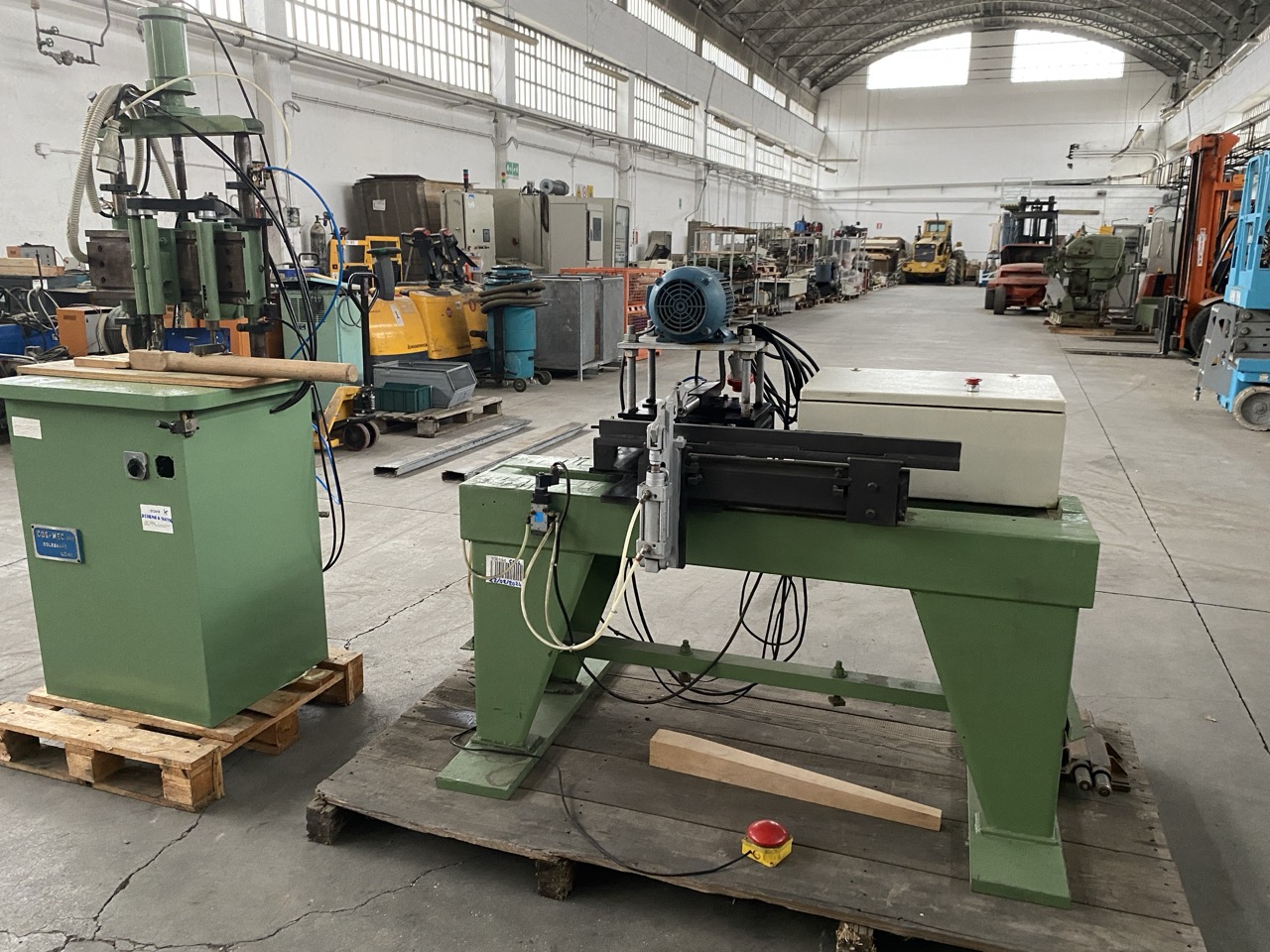 Usato Inseritrice di tirafondi a 2 mandrini, per gambe di tavolo