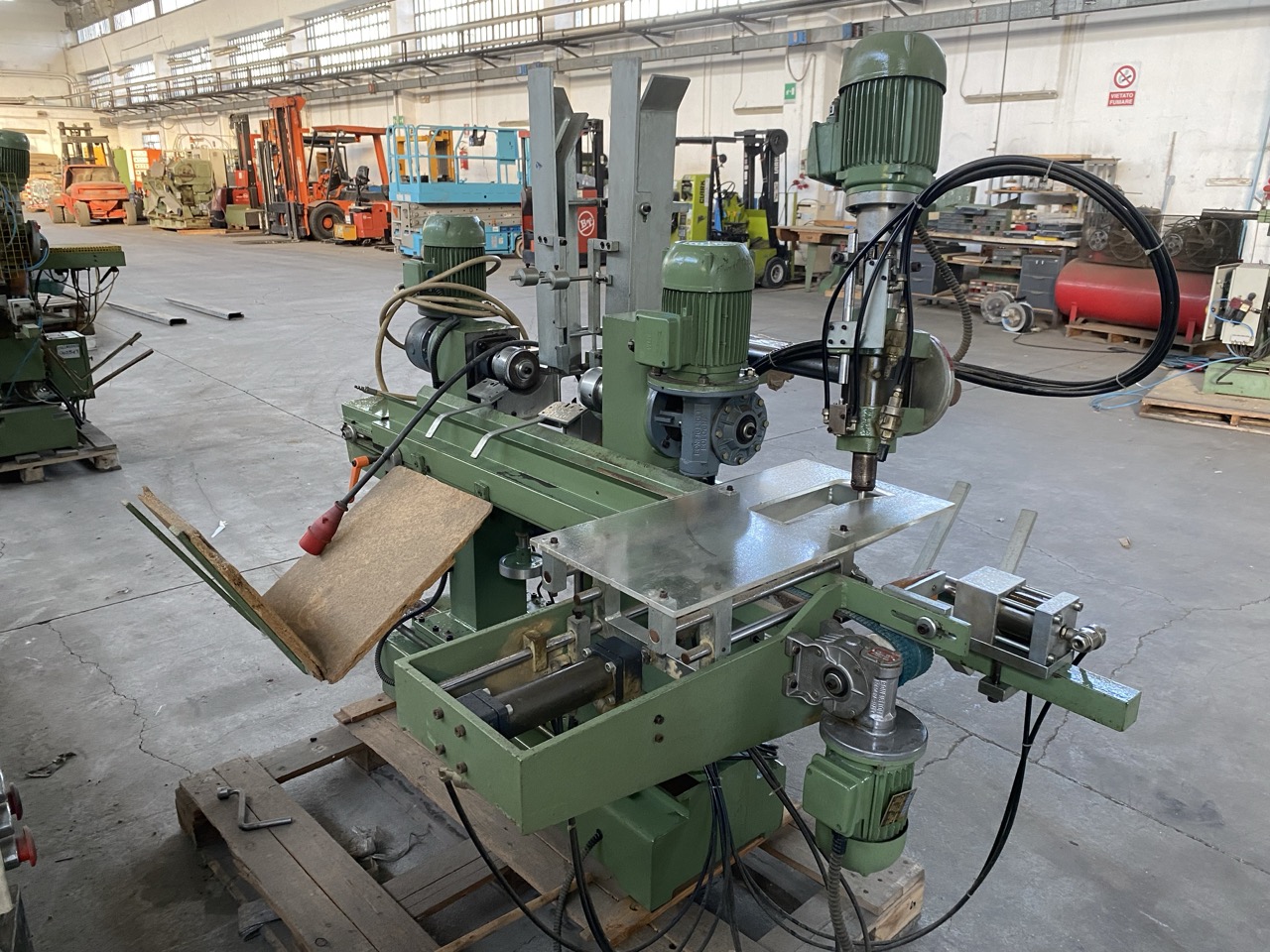 Usato Camam Zigrinatrice doppia automatica, con caricatore e gruppo a forare per fuselli con foro centrale.