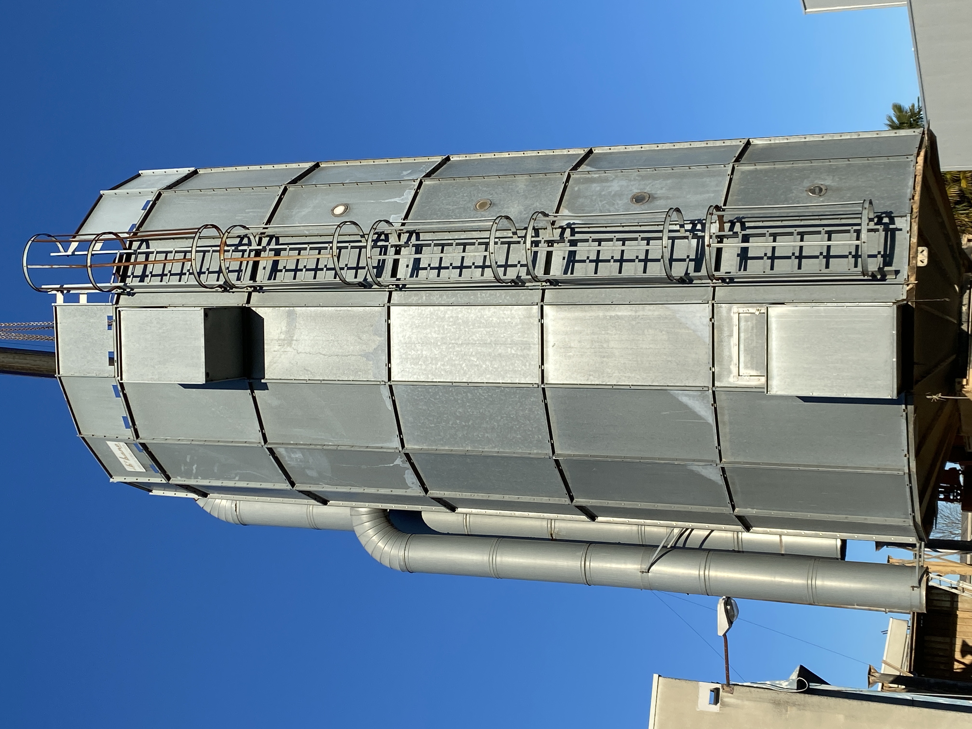 Usato Silos zincato, con scarico a caduta da sotto. Già smontato.