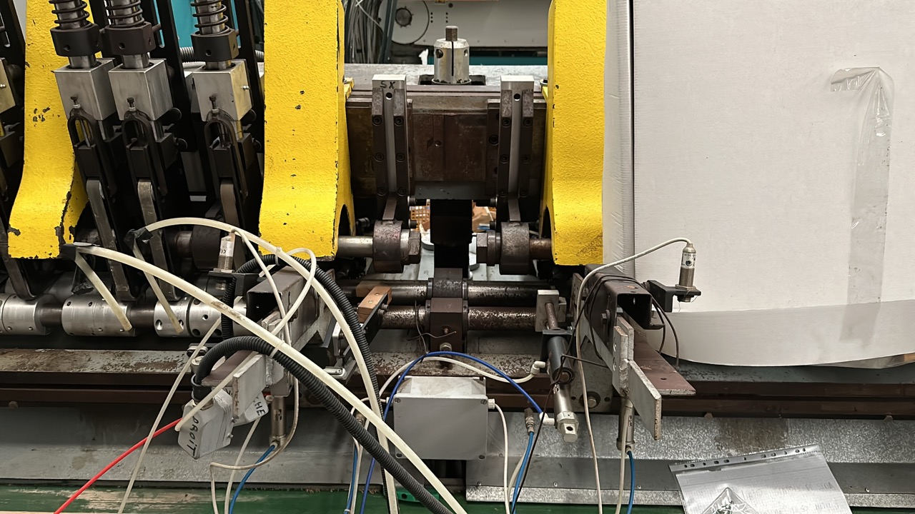 Usato 2000 Comec FGC/2 Fresatrice orizzontale automatica, con doppio caricatore e nastro di scarico pezzi