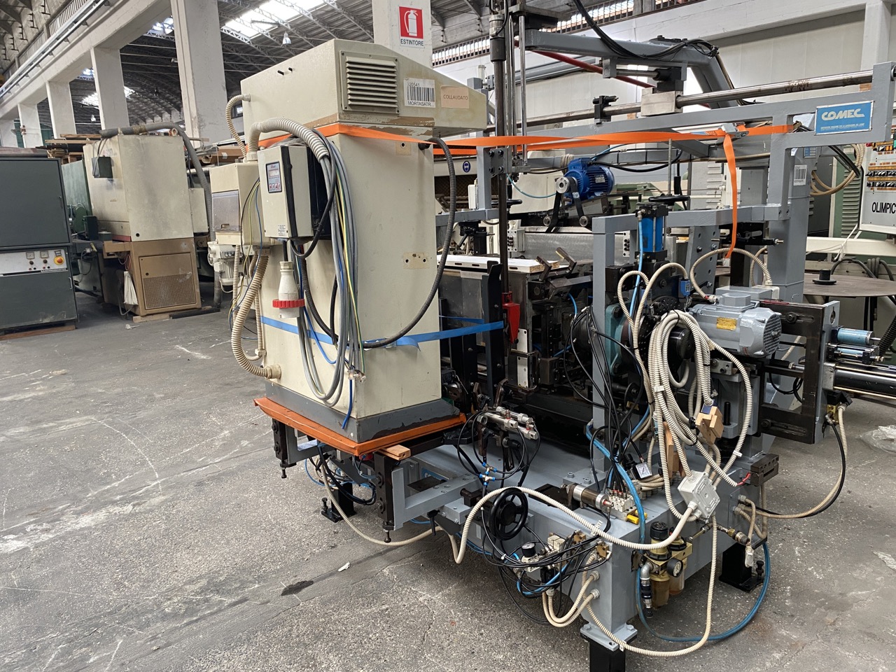 Usato Mortasatrice automatica Comec, con caricatore, per elementi di lettini per bambini