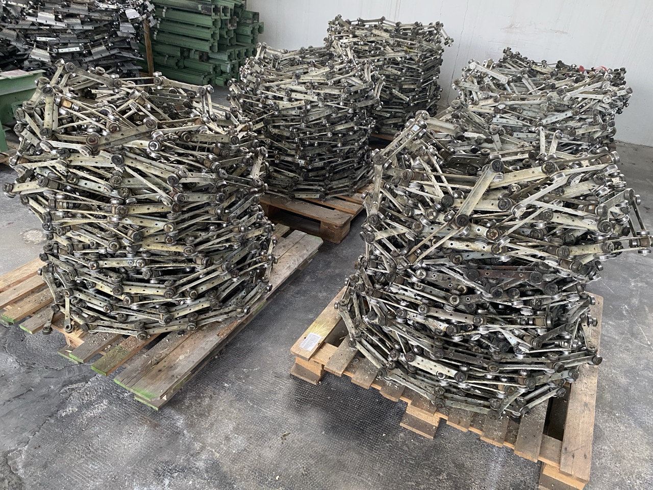 Usato 1999 CM System D8 Trasportatore aereo (catena di verniciatura) per la movimentazione di sedie o prodotti simili, tinti su ganci. Metri lineari 600