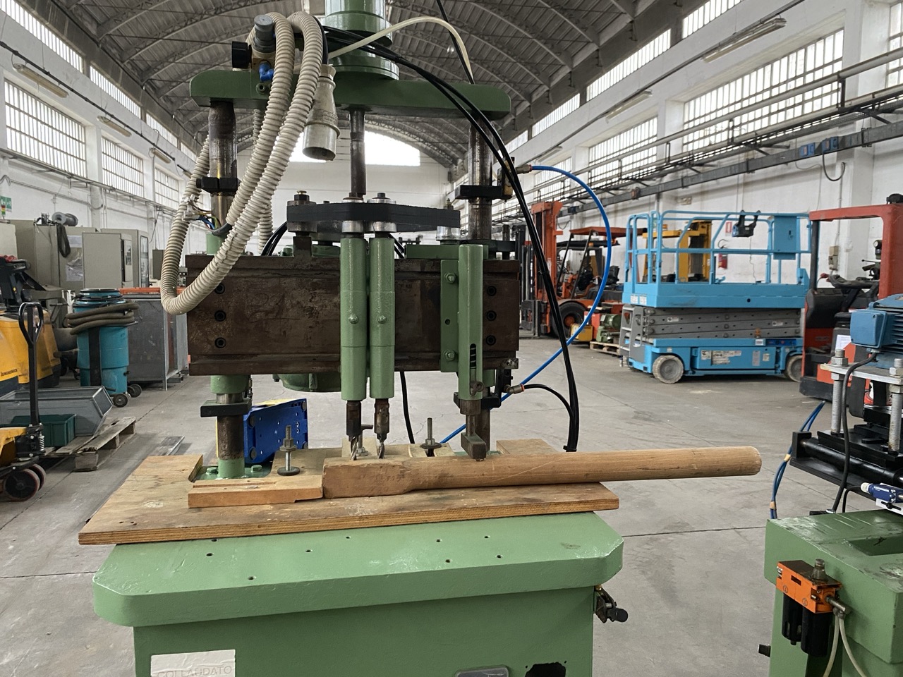 Usato Inseritrice di tirafondi a 2 mandrini, per gambe di tavolo