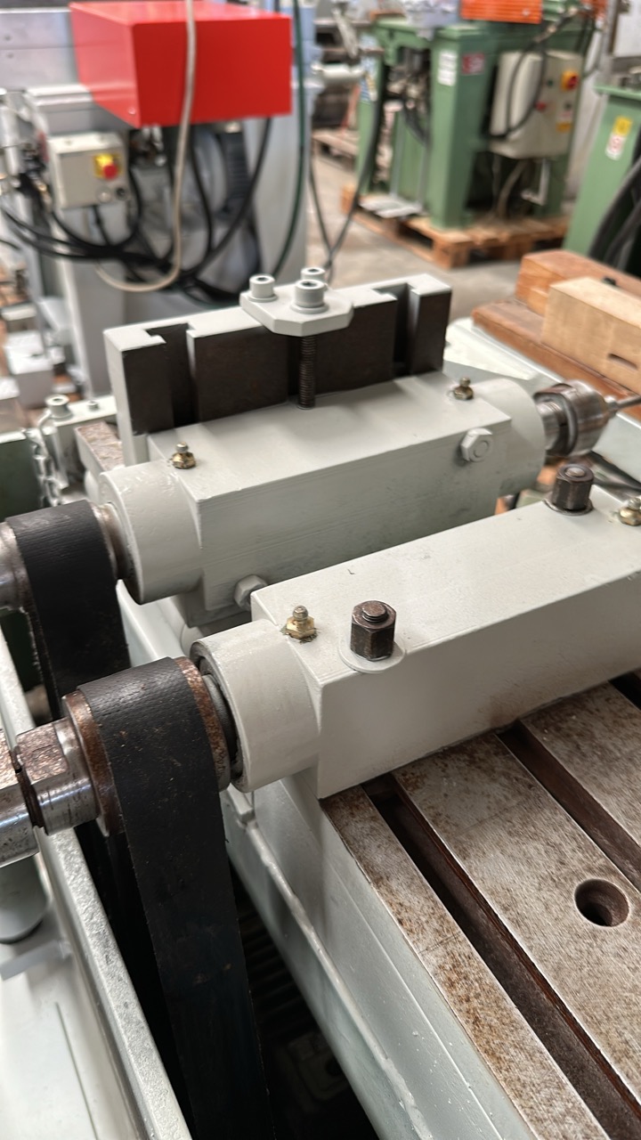 Usato Foratrice e oscillante orizzontale doppia, marca Sicma con 3 mandrini a forare e 1 mandrino oscillante, usata.