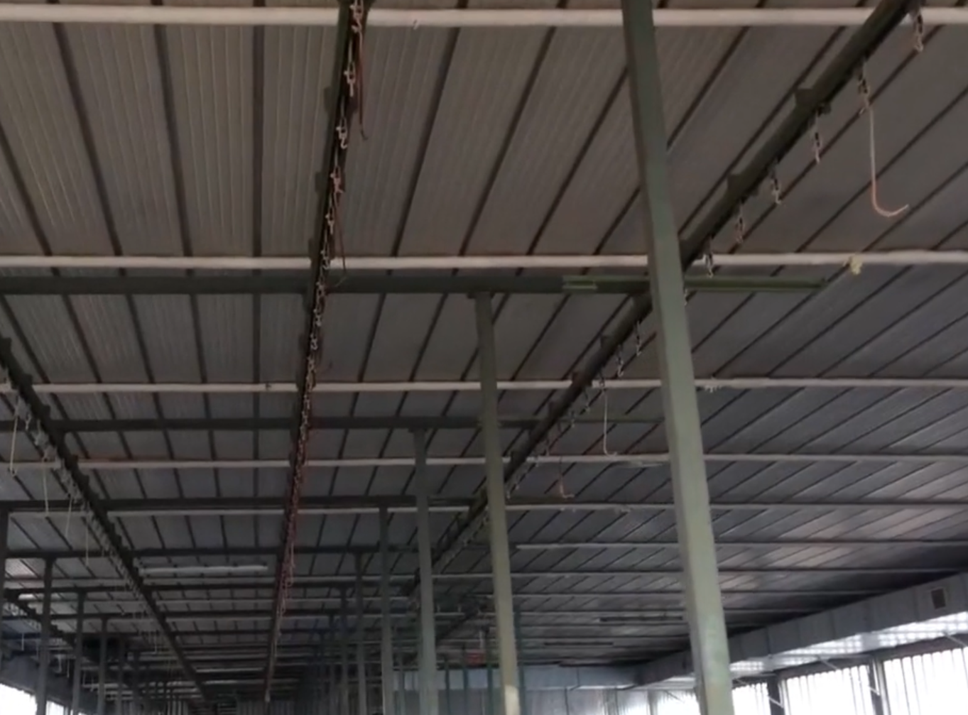 Usato Catena di verniciatura da metri lineari 280 circa, completa di binari, catena e motore di traino.