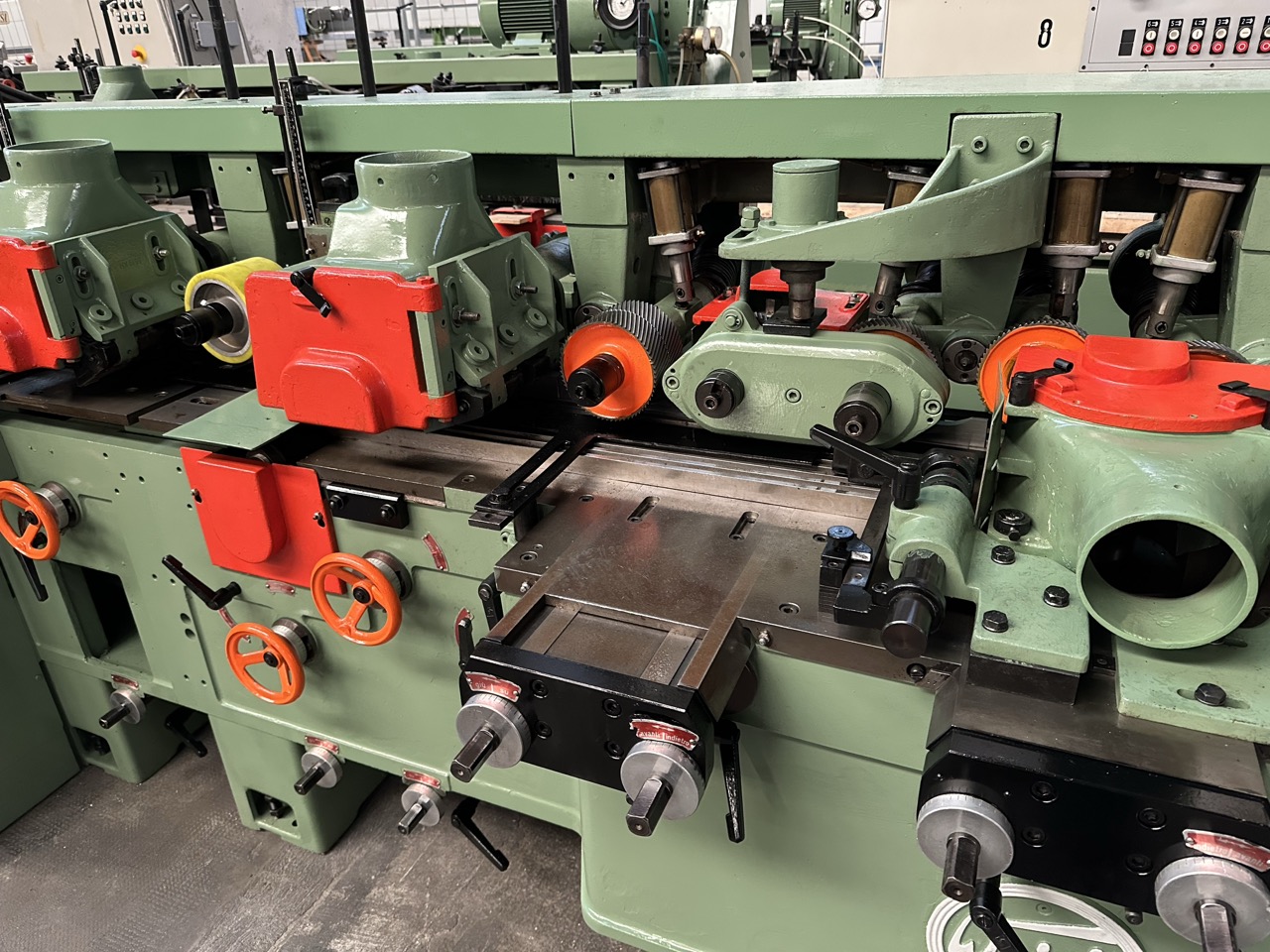 Ricondizionato Weinig U22N Scorniciatrice 8 alberi, piano rigato, traino ravvicinato, con caricatore laterale automatico