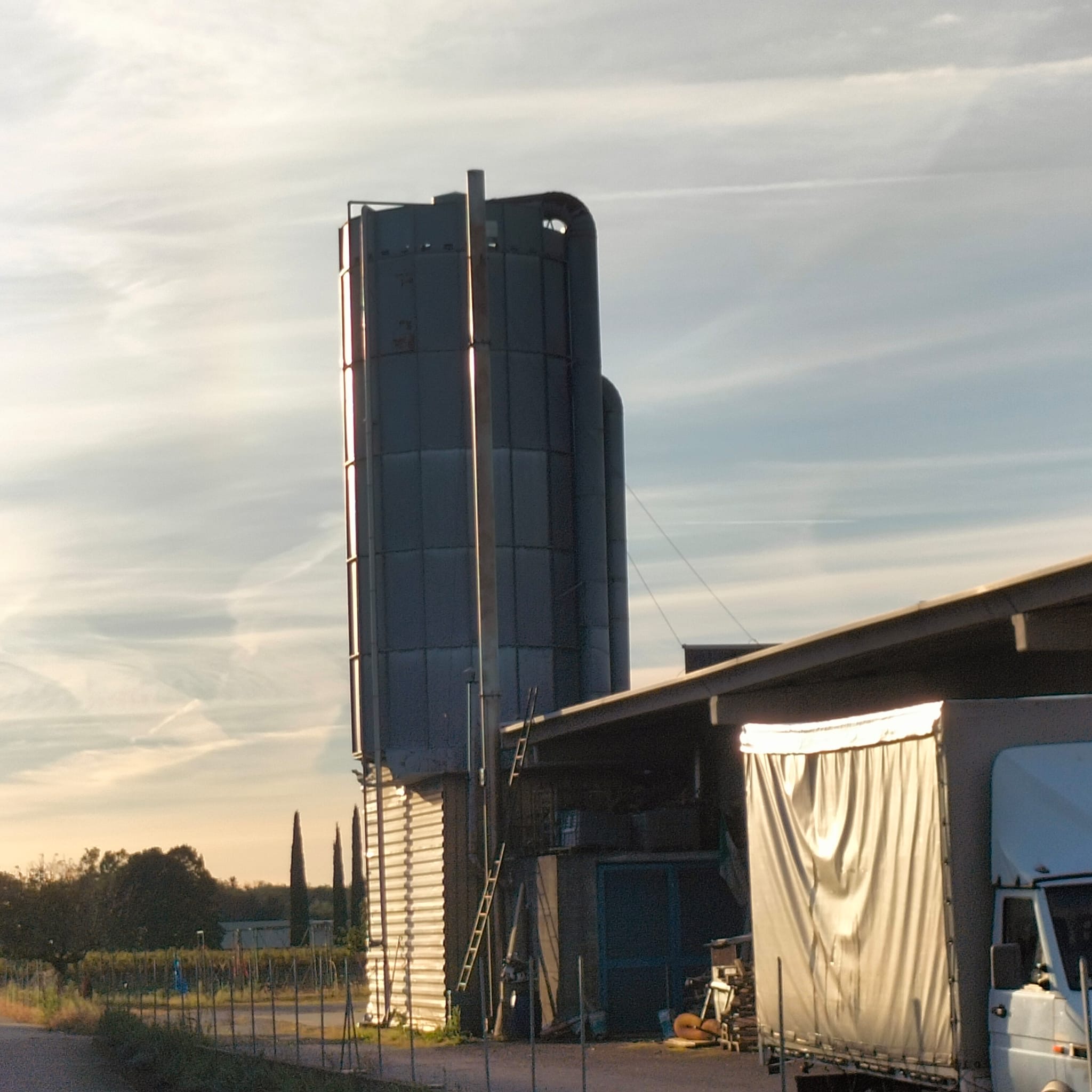 Usato Silos zincato, con scarico a caduta da sotto. Già smontato.