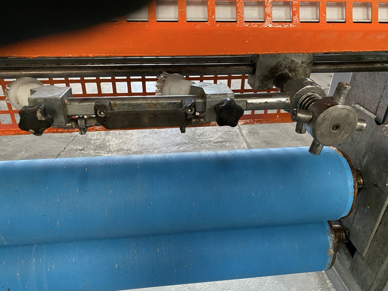 Usato Spalmacolla a 2 rulli con pulitore manuale